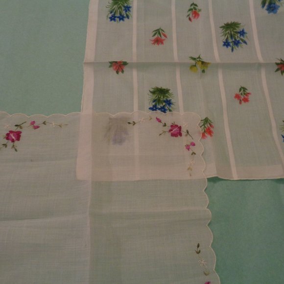 VINTAGE NEW WITHOUT TAGS OLD STOCK HANKIES 1 SILKY - Picture 1 of 1